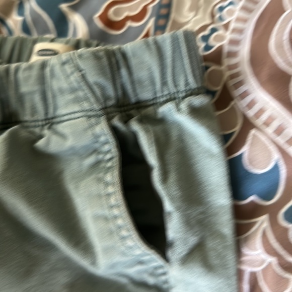 Old navy size five teal shorts with pockets - Picture 3 of 4